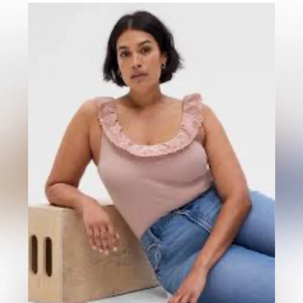GAP Eyelet Ruffle Neck Ribbed Tank Top - Picture 6 of 14